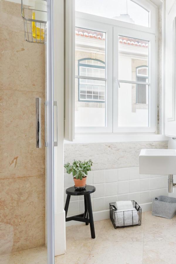 Update Urban Chic Flat In 19Th Century Building 2 Bedrooms & 2 Bathrooms & Ac Central Alfama District Lisboa Екстериор снимка