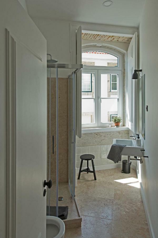 Update Urban Chic Flat In 19Th Century Building 2 Bedrooms & 2 Bathrooms & Ac Central Alfama District Lisboa Екстериор снимка